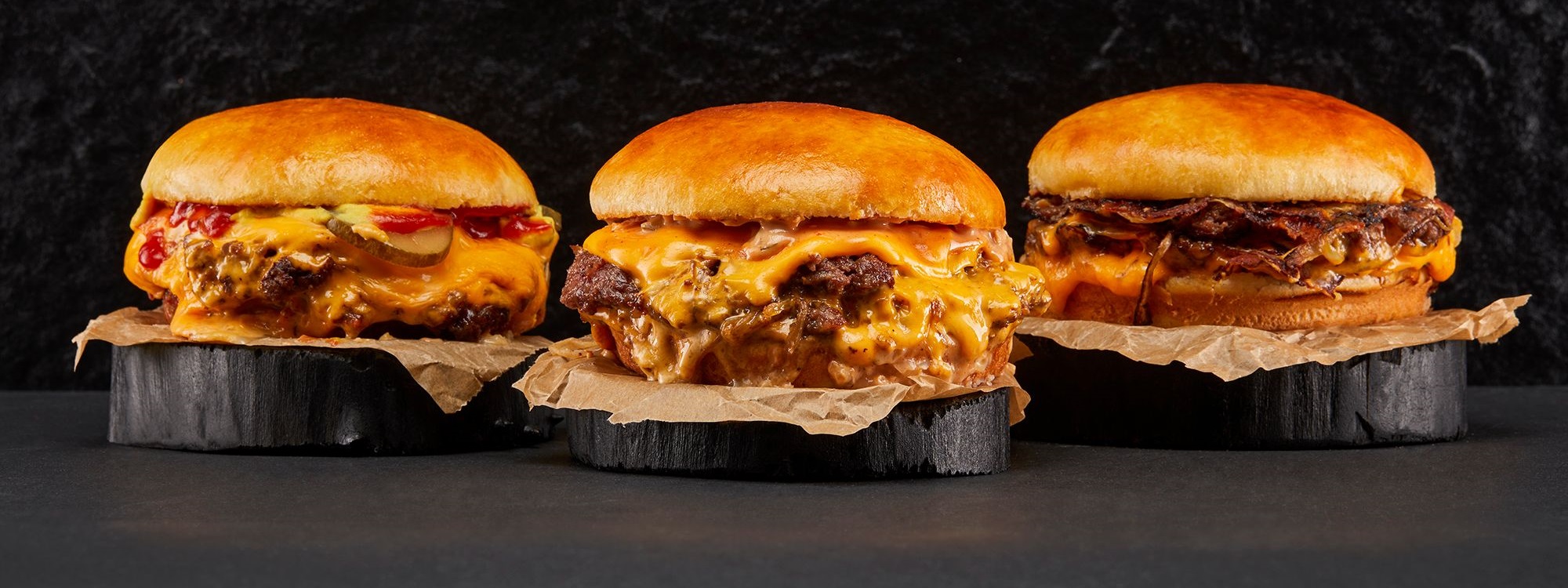 Három smashed cheeseburger olvadt amerikai cheddarral